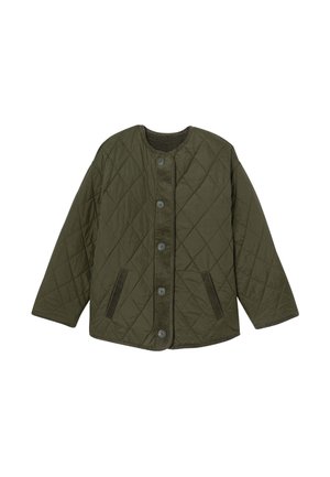 Veste matelassée olive avec un col rond, fermeture à boutons sur le devant, deux poches latérales et des détails texturés le long des coutures.