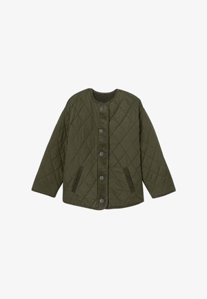 Veste matelassée olive avec un col rond, fermeture à boutons sur le devant, deux poches latérales et des détails texturés le long des coutures.