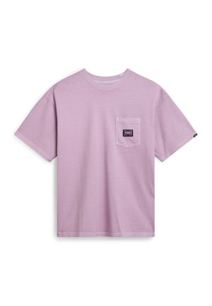 Camiseta de algodón morada con cuello redondo, mangas cortas y un bolsillo en el pecho que presenta un parche de logotipo en contraste. Textura suave.