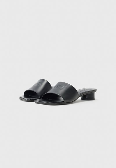 MM6 Maison Margiela Šľapky na opätku - black