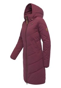 Bordeaux farvet polstret frakke med hætte, udstyret med et diagonal sy mønster, sidelommer og en frontlynlås. Inkluderer et mærke på ærmet.