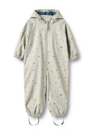 Lysegrå børne regndragt med hætte, fuld lynlås foran, elastiske manchetter, elastiske benstropper og et mønster med spredte små multifarvede bogstaver.