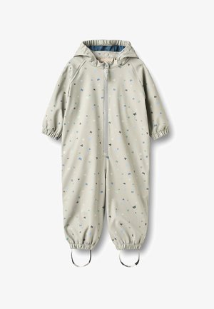 Hellgrauer Kinderregenanzug mit Kapuze, durchgehendem Frontreißverschluss, elastischen Bündchen, elastischen Beinriemen und verstreutem Muster aus kleinen mehrfarbigen Buchstaben.