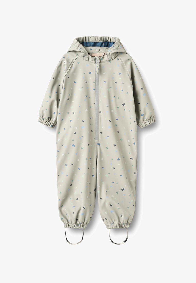 Lichtgrijs regenpak voor kinderen met capuchon, voorzien van een volledige ritssluiting aan de voorkant, elastische boorden, elastische beenbanden en een patroon van verspreide kleine meerkleurige letters.