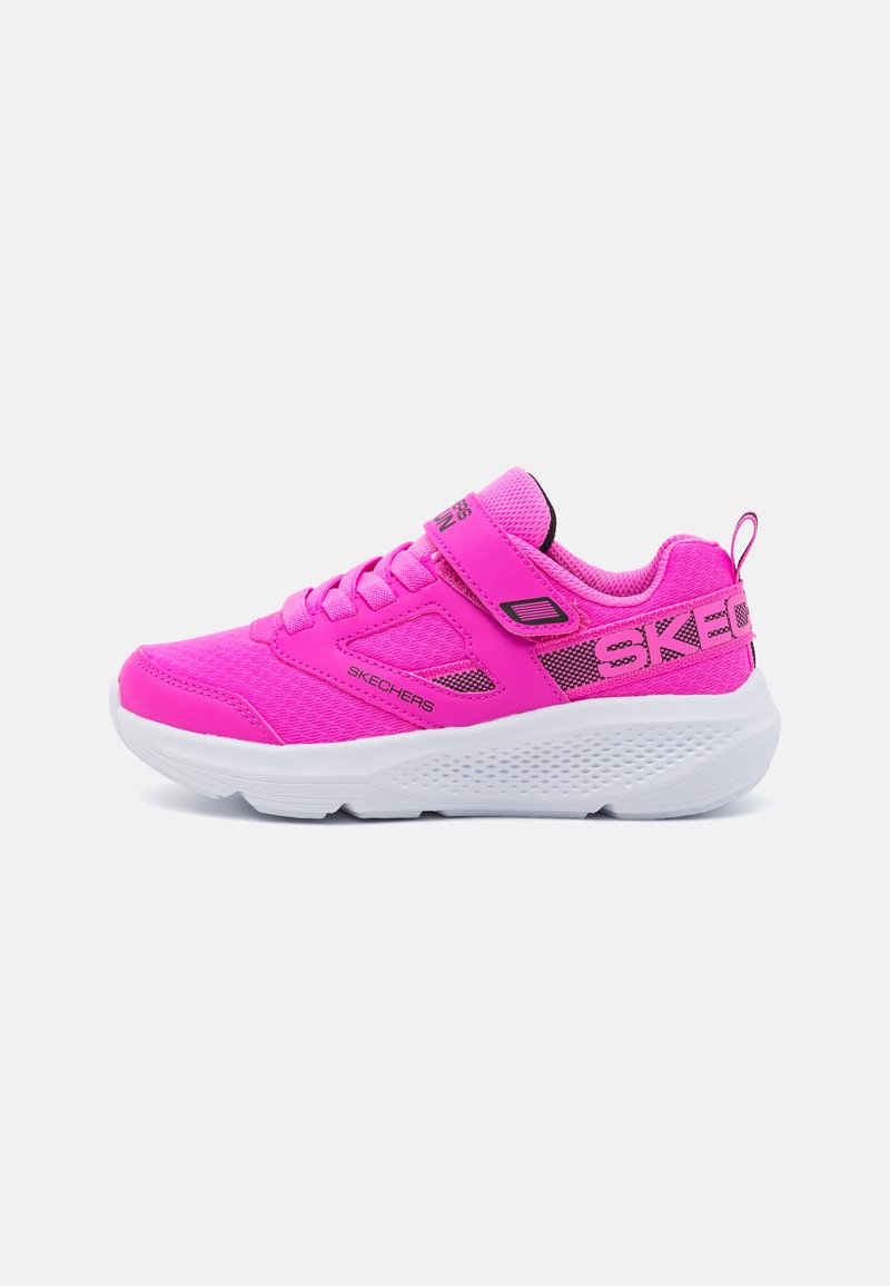 Chaussure de sport rose vif avec des panneaux en maille, une sangle Velcro et une semelle en caoutchouc blanc avec des détails texturés et un logo sur le côté.