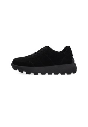 Schwarzer Low-Top-Sneaker mit dicker, strukturierter Sohle und Schnürung vorne, seitlich auf weißem Hintergrund gezeigt.
