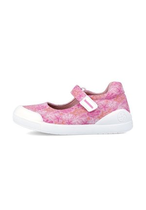 Zapatos Mary Jane de tela rosa con suela de goma blanca, que cuentan con una parte superior texturizada y una correa de gancho y bucle para un ajuste seguro.
