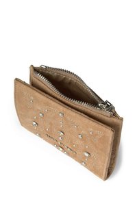 Cartera de ante color tan con costuras intrincadas y adornos de rhinestones. Cierre de cremallera con un forro interior suave y texturizado.