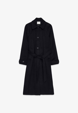 Zwarte wollen jas met een kraag, knoopsluiting, lange mouwen en een bijpassende riem. Voorzien van steekzakken aan de zijkant en een gladde textuur.