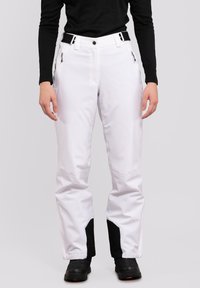 Witte skibroek met een rechte snit, voorzien van zwarte accenten bij de pijpen, zijzakken met rits en verstelbare taillebanden. Gladde textuur.