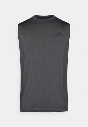 Sötétszürke ujjatlan sportfelső texturált anyagból, környakú kivágással és a mellkasán egy kis fekete logóval.