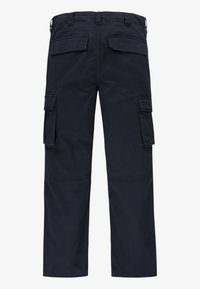 Pantaloni cargo navy realizzati in tessuto resistente, con numerose tasche laterali, due tasche posteriori e un design a gamba dritta.