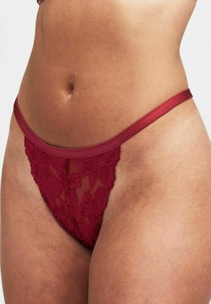 Röd spetsstringtrosor med en genomskinlig nätdesign, blommönster och tunna satinsidostraper.