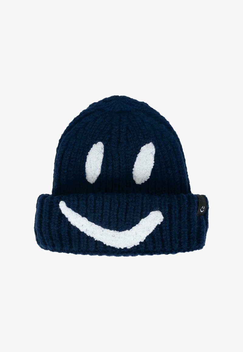 Berretto lavorato a maglia blu navy con texture a coste, caratterizzato da un design a faccina sorridente bianca e un'etichetta del logo sul lato. Materiale acrilico morbido.