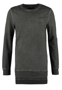 Sweat-shirt gris foncé à manches longues avec col rond, poignets côtelés, ourlet brut et petit logo rectangulaire sur le côté gauche de la poitrine.