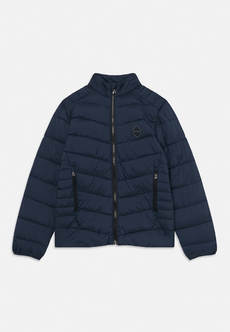 Mørkeblå jakke med fyll laget av quiltet materiale, med høy krage, glidelås og to frontlommer med svarte detaljer.