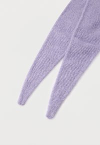 Lyse lilla strikkede benvarmere med en blød tekstur, der snævrer ind mod spidse ender og viser et ikke-uniformt strikkemønster.