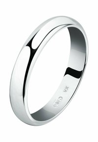 Polerad silvermetallring, slät yta med rundad form, med ett subtilt mönster och liten gravyr på insidan.