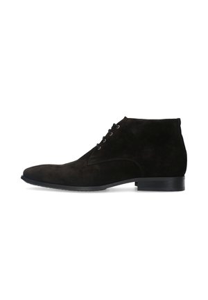 Bottes de cheville en daim noir avec une finition lisse, un bout pointu, un laçage à quatre œillets et un petit talon empilé.