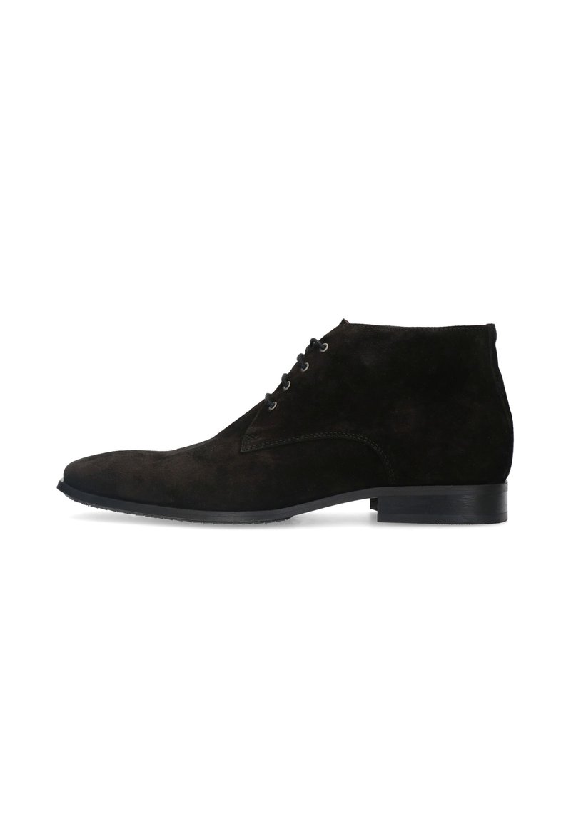 Bottes de cheville en daim noir avec une finition lisse, un bout pointu, un laçage à quatre œillets et un petit talon empilé.