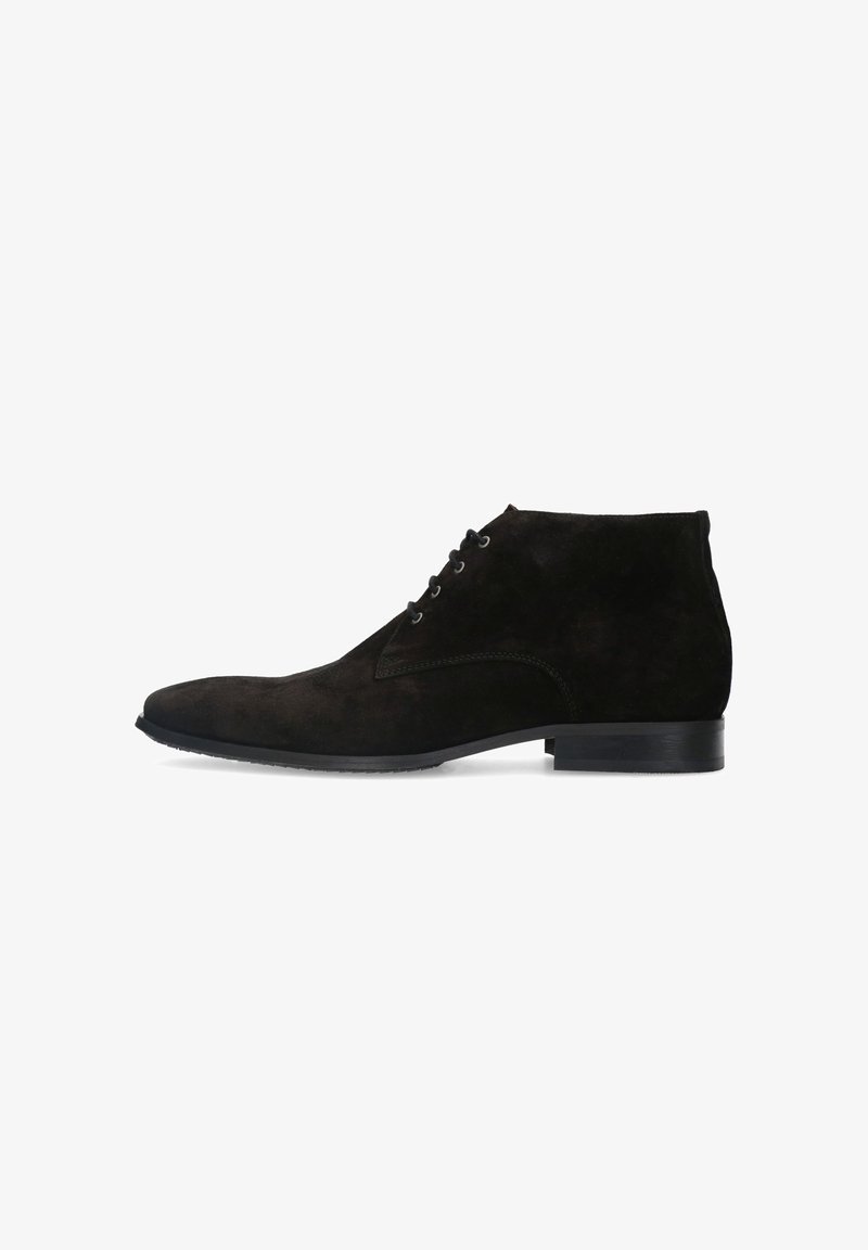 Bottes de cheville en daim noir avec une finition lisse, un bout pointu, un laçage à quatre œillets et un petit talon empilé.