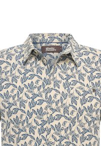 Koszula krótki rękaw, zapinana na guziki, w kolorze kremowym z niebieskim wzorem liści. Posiada wywinięty kołnierzyk i kieszonkę z przodu. Wykonana z lekkiego materiału.