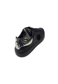 Sneaker in pelle nera con dettaglio riflettente argento sul tallone, punta arrotondata e suola nera rialzata. Presenta lacci e foderatura in rete.
