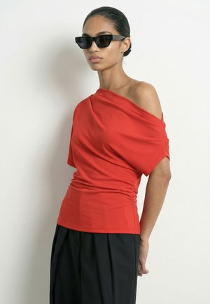HYPEDROP, Off-shoulder HDEMMA DRAPED - T-shirts print - valiant poppy