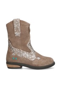 Botas de cowboy de ante marrón que presentan acentos de estrellas plateadas brillantes, costuras decorativas y puntos turquesa, con un tacón bajo negro.