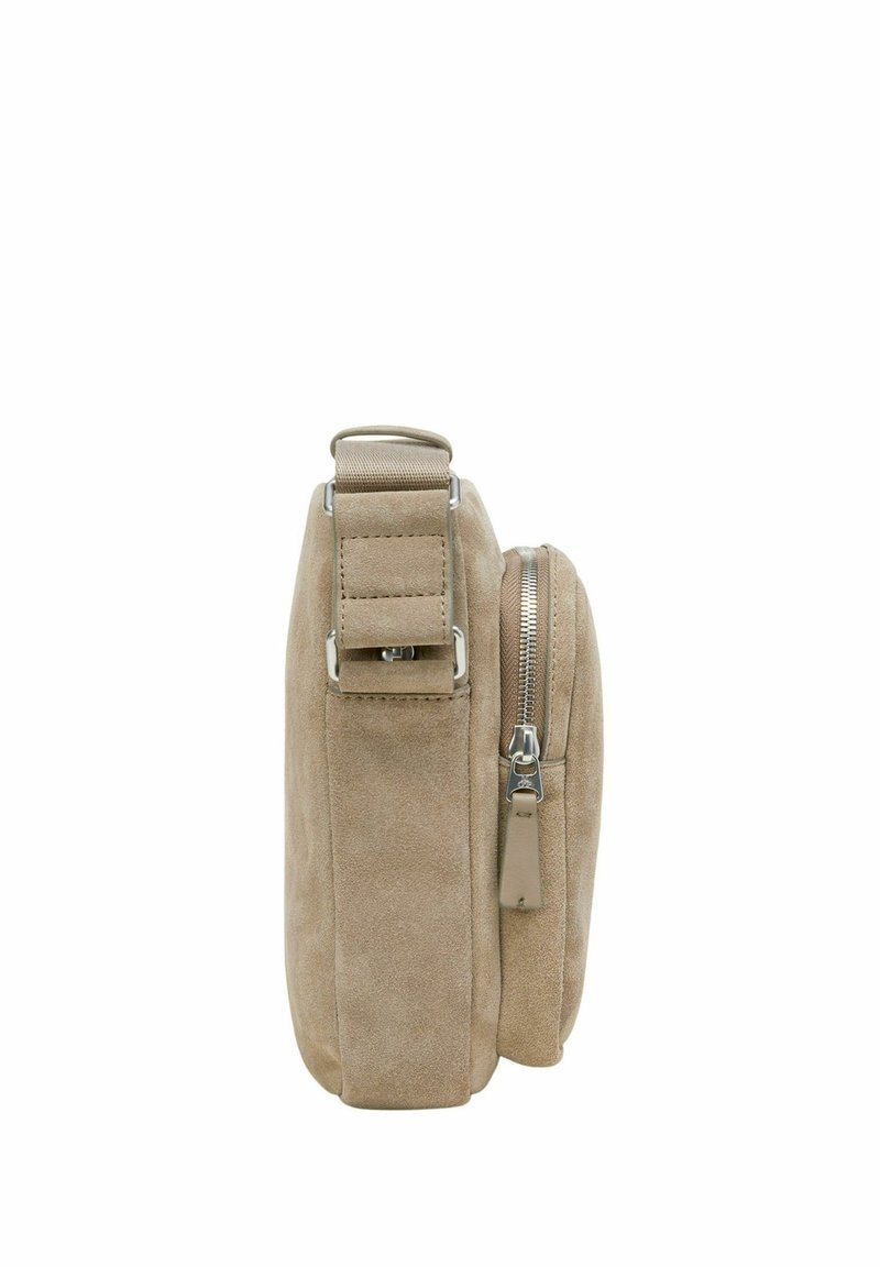 Beige Wildledertasche in rechteckiger Form, mit Reißverschlussfach, verstellbarem Schulterriemen und silbernen Hardware-Akzenten. Weiche Textur.