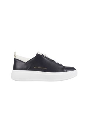 Sneaker in pelle nera, modello low-top, con suola e lacci bianchi, logo dorato "Alexander Smith" sul lato e linguetta posteriore bianca.