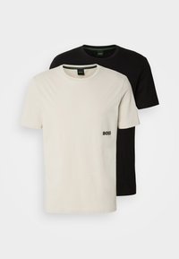 Två crew-neck t-shirts i bomull: en vit med logotyp på bröstet och en svart. Korta ärmar, klassisk passform, sömlös halsringning.