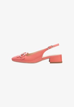 Scarpa slingback rosa corallo con tacco basso, punta a punta, fibbia decorativa sulla parte anteriore e cinturino regolabile alla caviglia.
