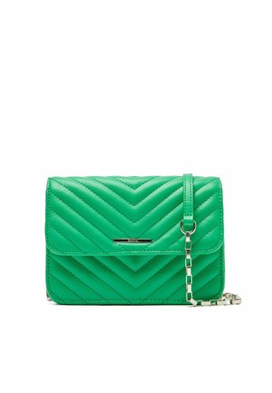 Sac bandoulière en cuir matelassé vert avec motif chevron et bandoulière chaîne argentée sur fond blanc.