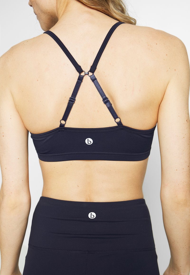 Damen Sportbekleidung | Cotton On Body WORKOUT YOGA CROP Sport-BH mit leichter Stützkraft navy/dunkelblau - KR34752 Damen Sportbekleidung | Cotton On Body WORKOUT YOGA CROP Sport-BH mit leichter Stützkraft navy/dunkelblau - KR34752