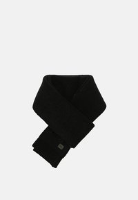 Sciarpa nera con una texture morbida, caratterizzata da un design piegato e una sezione lavorata a maglia a un'estremità, che mostra un piccolo etichetta del logo.