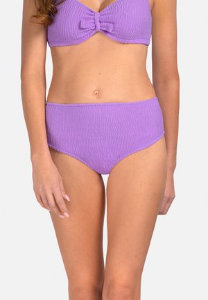 Fioletowy zestaw bikini z teksturowanym, falistym wzorem. Top ma detal w postaci kokardy, a majtki o wysokim stanie zapewniają pełne zakrycie.