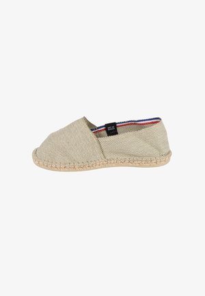 Chaussure beige en tissu à enfiler avec une surface texturée, une semelle en jute tressé et des rayures contrastantes rouge et bleu à l'intérieur de l'ouverture.
