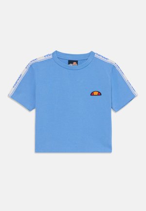 Blauw katoenen T-shirt met korte mouwen heeft een gebogen, geborduurd logo in rood en geel, en contrasterende witte schouderstreepjes met tekst.