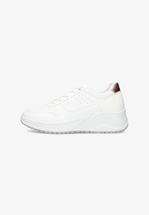 Sneaker bianca con lacci, pannelli laterali traforati, suola spessa e dettaglio sul tallone in metallo color rosa oro, vista dal lato esterno su sfondo bianco.