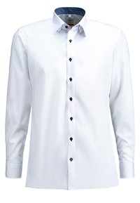 Chemise blanche à manches longues avec des boutons foncés et une doublure intérieure de col bleu à motifs contrastants, présentée sur un fond uni.