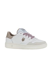 Sneaker bianco con accenti in suede beige, suola in gomma testurizzata e lacci di colore lavanda. Presenta un'etichetta con il logo di lato e dettagli perforati.