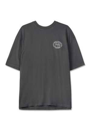 Tamsiai pilka trumpomis rankovėmis marškinėliai, pagaminti iš medvilnės, su apvaliu kaklu ir mažu logotipo dizainu viršuje kairėje pusėje. Lygus paviršius.