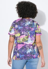 Grafisk t-shirt med et multicolor abstrakt design med lilla, pink, gul og blå accenter. Fremstillet af letvægtsstof.