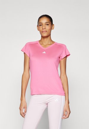 T-shirt sportivo rosa chiaro con maniche corte e scollo a V. Presenta un piccolo logo bianco sul petto e un design morbido e attillato.