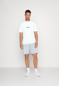 Jack & Jones JORDALSTON GRAPHIC TEE CREW NECK - T-shirts med print - bright white