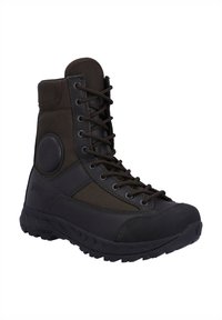 Zwarte tactical boot met een hoog ontwerp, gemaakt van duurzaam stof en rubber, met textuuraccenten en stevige veters.