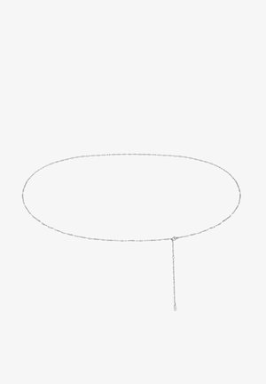 Zilveren kettingriem met een ovaal schakeldesign. Voorzien van een hangende ketting met een kleine charmes aan het einde. Gladde textuur, minimalistische stijl.