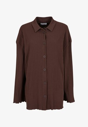 Ruda raižyta megztinė su apykakle, keturiais dideliais mygtukais priekyje ir šiek tiek nusidėvėjusiais kraštais. Minkšta tekstūra.