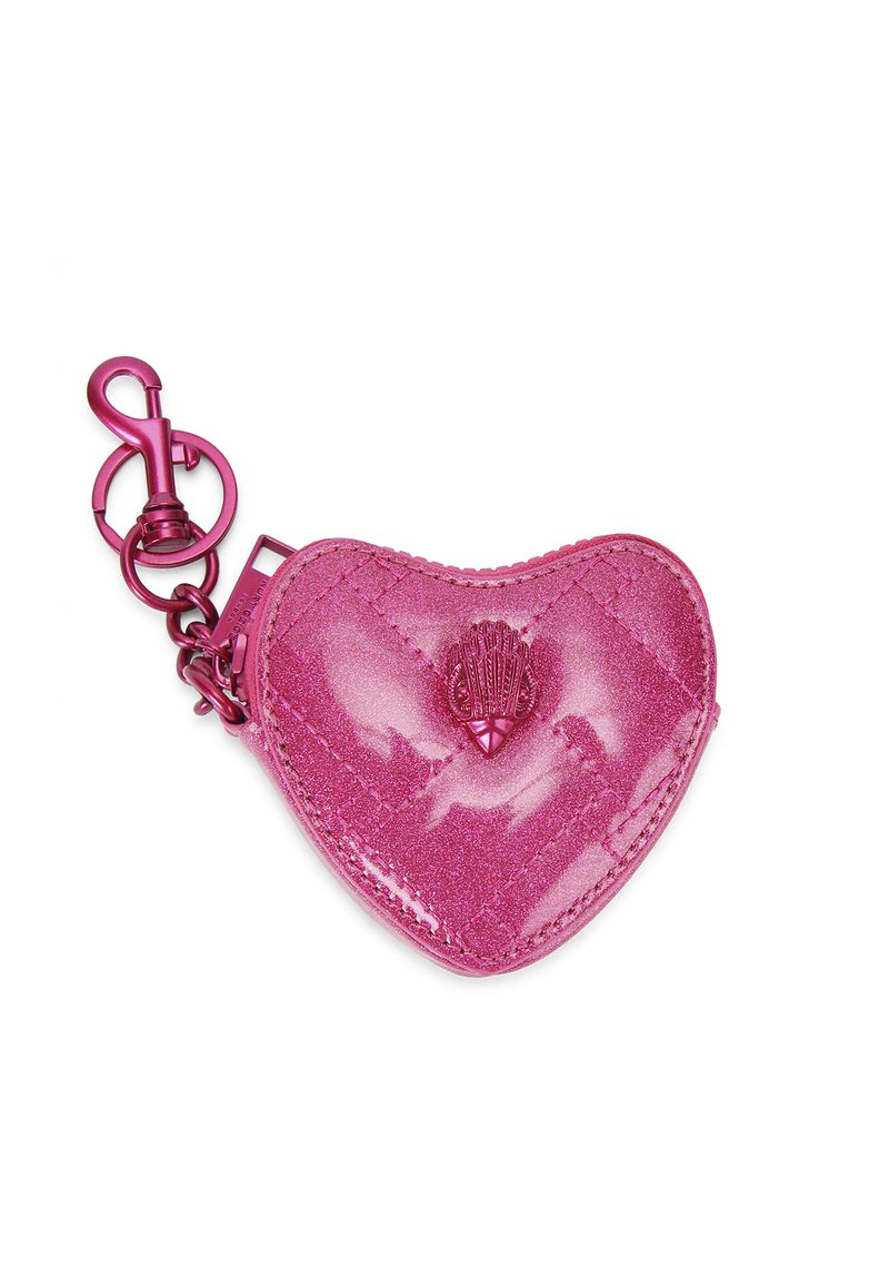 Portafoglio a forma di cuore, in pelle glitter rosa, con un accento a forma di conchiglia e hardware dorato. Chiusura con zip e dettagli di cucitura.